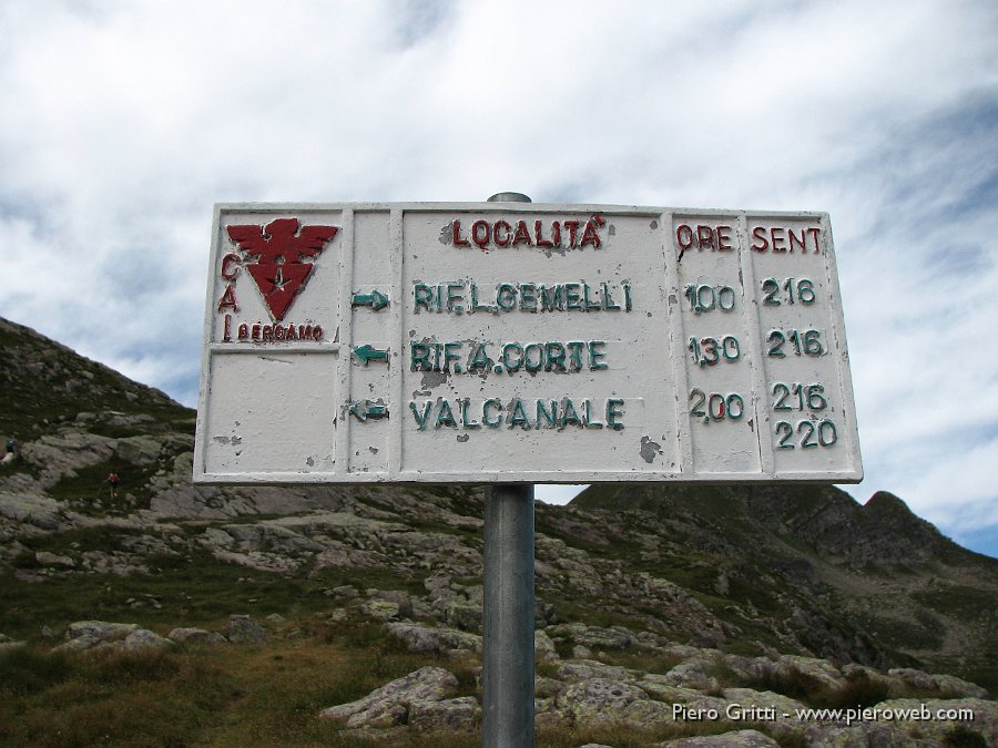 Valcorte 109.jpg - Segnavia CAI al Passo dei Laghi Gemelli...il piccolo sentiero che sale a Cima Giovanni Paolo II non è segnato, ma si distingue a prima vista